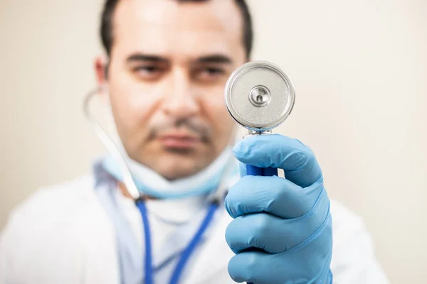 Médico Caucásico Con Retrato Estetoscopio Sobre Fondo Blanco — Foto de Stock