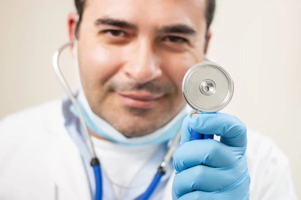 Médico Caucasiano Com Estetoscópio Retrato Sobre Fundo Branco — Fotografia de Stock