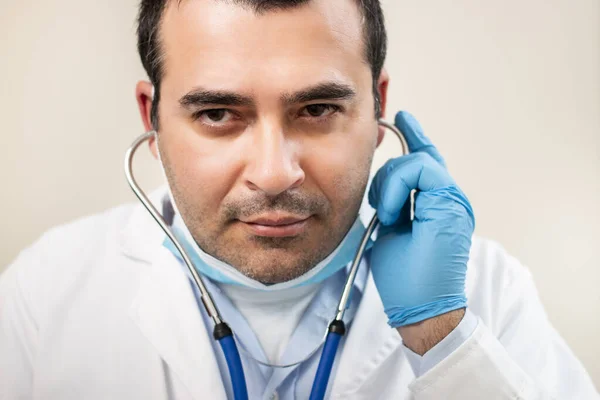 Médico Caucasiano Com Estetoscópio Retrato Sobre Fundo Branco — Fotografia de Stock