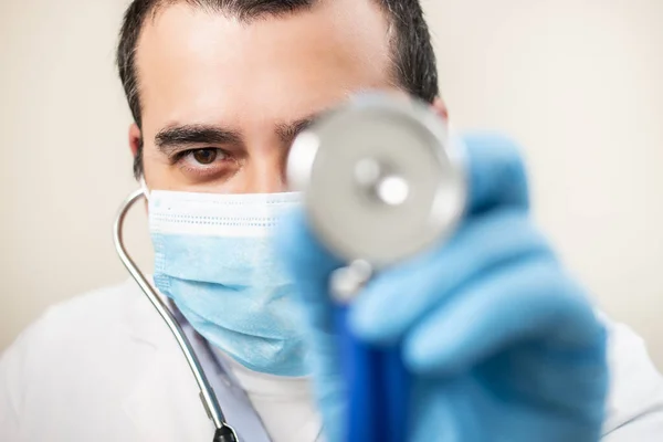 Médico Caucásico Con Estetoscopio Retrato Máscara Facial Sobre Fondo Blanco — Foto de Stock