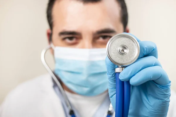 Médico Caucásico Con Estetoscopio Retrato Máscara Facial Sobre Fondo Blanco — Foto de Stock