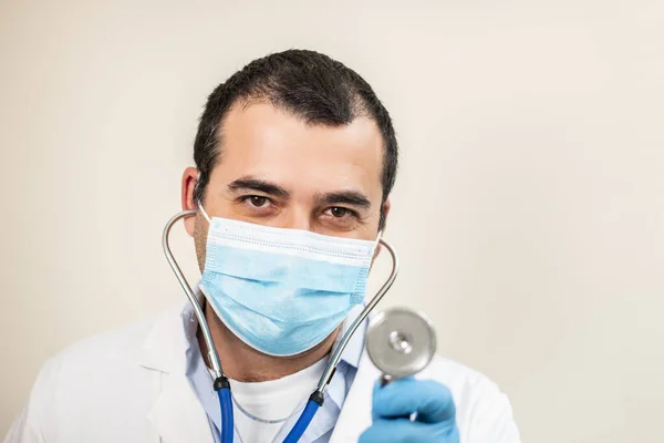 Médico Caucásico Con Estetoscopio Retrato Máscara Facial Sobre Fondo Blanco —  Fotos de Stock