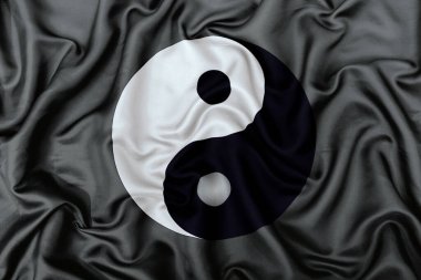 Yin ve Yang sembolü ipek kumaş arkaplanda..