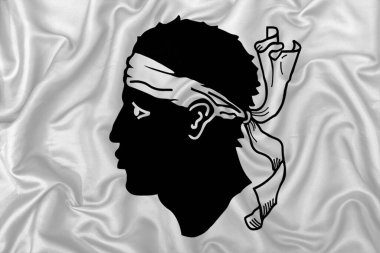 Dalgalı ipek kumaş arka planında Korsika adası bayrağı.