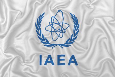 Uluslararası Atom Enerjisi Ajansı bayrak dalgalı ipek kumaş saten doku arka planı.