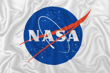 Ulusal Havacılık ve Uzay İdaresi (NASA) dalgalı ipek kumaş arka planında bayrak.