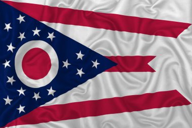 Ohio eyaleti bayrağı dalgalı ipek kumaş arkaplanda.