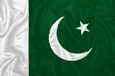 Dalgalı ipek kumaş arka planında Pakistan ülke bayrağı.