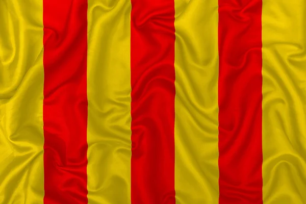 Flaga Hrabstwa Foix Falistym Tle Jedwabnego Materiału Włókienniczego — Zdjęcie stockowe