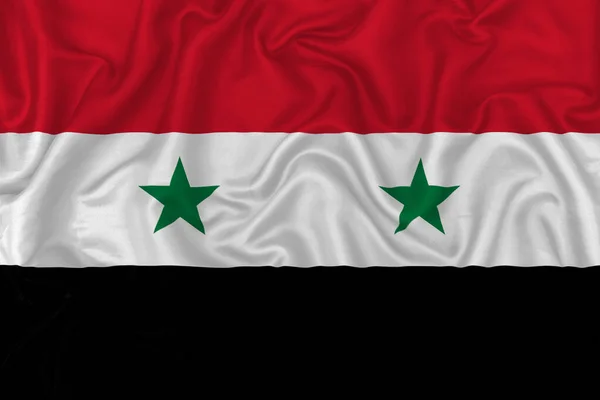 Dalgalı Ipek Kumaş Arka Planında Suriye Bayrağı — Stok fotoğraf