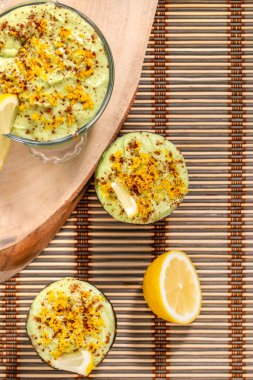 Taze ve lezzetli avokado armut kremalı limonlu tatlı.