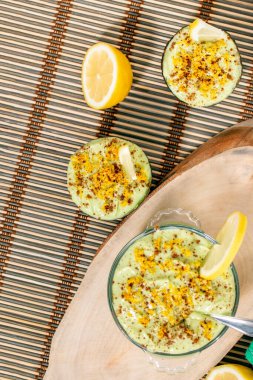 Taze ve lezzetli avokado armut kremalı limonlu tatlı.