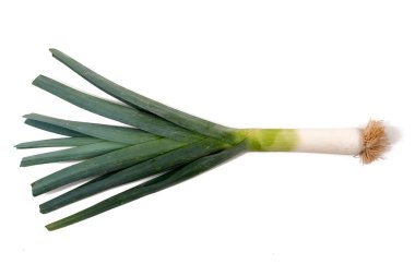 Marketten plastik bir torba üzerinde taze organik sebze kökleri..