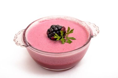 Beyaz arka planda doğal böğürtlen tatlı puding.