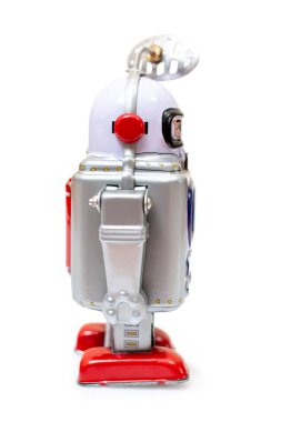 Beyaz arka planda izole edilmiş klasik bir robot oyuncak..