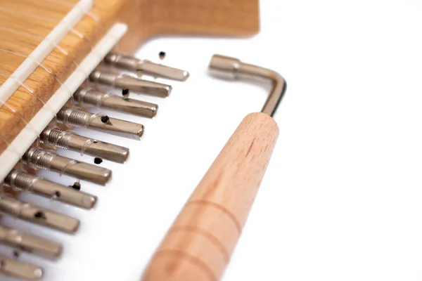 Herramienta Afinación Para Instrumentos Musicales Cuerda Aislados Sobre Fondo Blanco —  Fotos de Stock