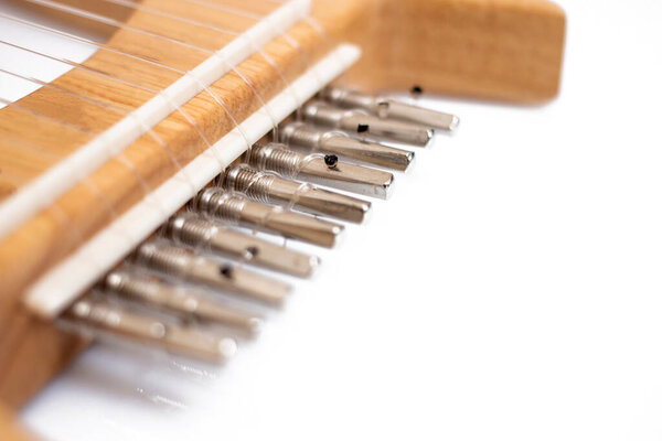 струнный лир музыкальный инструмент на белом фоне
.