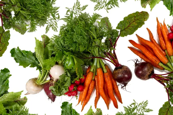 白い背景に隔離された食料品市場の新鮮な有機野菜のルーツは — ストック写真