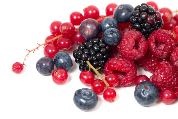 Vista Cerca Una Mezcla Fresca Bayas Frutas Aisladas Sobre Fondo — Foto de Stock