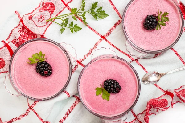 Budín Sabroso Dulce Mora Natural Sobre Mantel Rojo — Foto de Stock