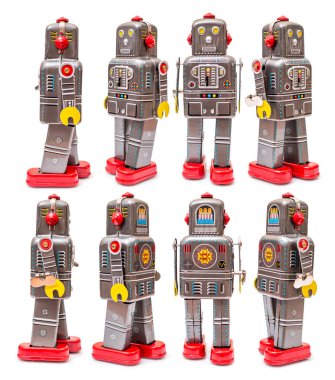 Beyaz arka planda izole edilmiş klasik bir robot oyuncak..