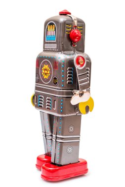 Beyaz arka planda izole edilmiş klasik bir robot oyuncak..