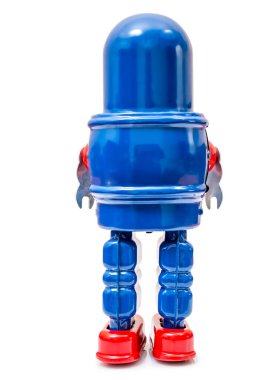 Beyaz arka planda izole edilmiş klasik bir robot oyuncak..