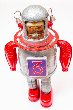 Beyaz arka planda izole edilmiş klasik bir robot oyuncak..