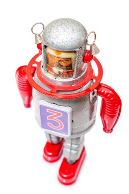 Beyaz arka planda izole edilmiş klasik bir robot oyuncak..