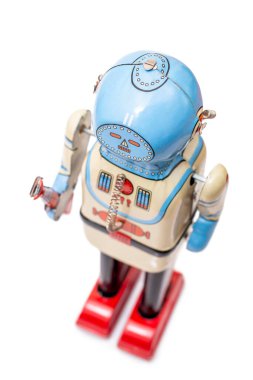 Beyaz arka planda izole edilmiş klasik bir robot oyuncak..