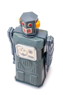 Beyaz arka planda izole edilmiş klasik bir robot oyuncak..