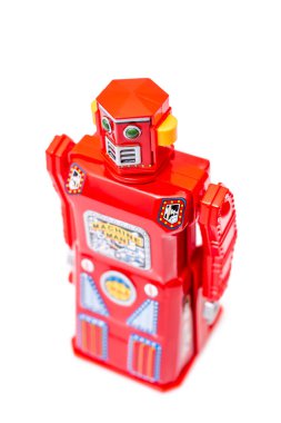Beyaz arka planda izole edilmiş klasik bir robot oyuncak..