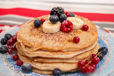 Lezzetli yulaf, muzlu krep, karışık meyve ve şeker tozu..