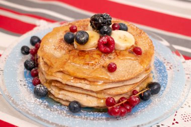 Lezzetli yulaf ve muzlu krep karışık meyveler ve bal damlayan şeker tozu..