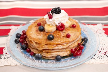 Lezzetli yulaf ve muzlu krep karışık meyveler ve bal damlayan şeker tozu..
