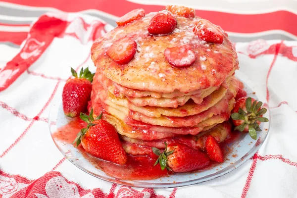 Leckere Haferflocken Und Bananen Pfannkuchen Mit Erdbeeren Früchten Und Soße — Stockfoto