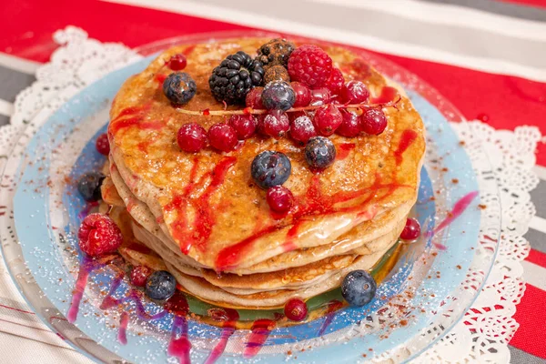 Köstliche Haferflocken Und Bananen Pfannkuchen Mit Gemischten Beeren Früchten Und — Stockfoto