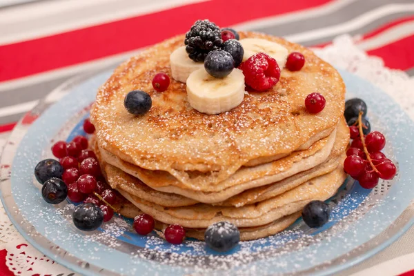 Köstliche Haferflocken Und Bananen Pfannkuchen Mit Gemischten Beeren Früchten Und — Stockfoto