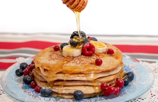 Köstliche Haferflocken Und Bananen Pfannkuchen Mit Gemischten Beeren Früchten Und — Stockfoto