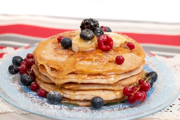 Köstliche Haferflocken Und Bananen Pfannkuchen Mit Gemischten Beeren Früchten Und — Stockfoto