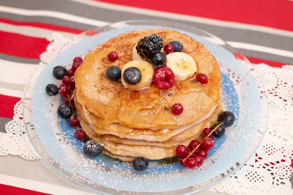 Köstliche Haferflocken Und Bananen Pfannkuchen Mit Gemischten Beeren Früchten Und — Stockfoto