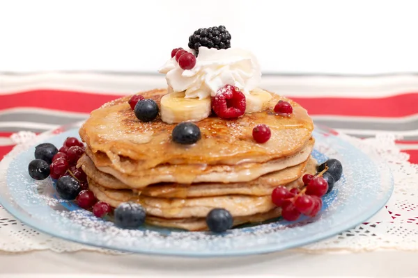 Köstliche Haferflocken Und Bananen Pfannkuchen Mit Gemischten Beeren Früchten Und — Stockfoto