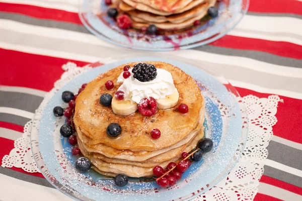 Köstliche Haferflocken Und Bananen Pfannkuchen Mit Gemischten Beeren Früchten Und — Stockfoto