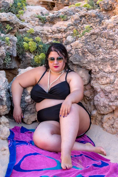 ビーチに黒いビキニと暗い色合いの美しい官能的な女性 — ストック写真