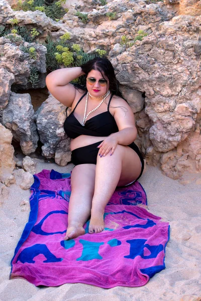 Siyah Bikinili Kumsalda Koyu Renk Güneş Gözlüklü Güzel Şehvetli Bir — Stok fotoğraf