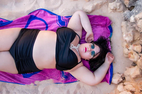 Красивая Чувственная Женщина Черном Бикини Темных Оттенках Пляже — стоковое фото