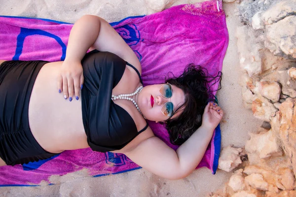 Bela Mulher Sensual Com Biquíni Preto Tons Escuros Praia — Fotografia de Stock