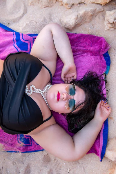 Bela Mulher Sensual Com Biquíni Preto Tons Escuros Praia — Fotografia de Stock