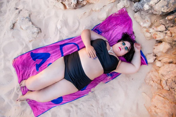 Bella Donna Sensuale Con Bikini Nero Sfumature Scure Sulla Spiaggia — Foto Stock