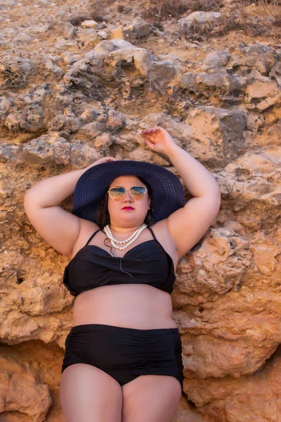 Krásná Smyslná Žena Černými Bikinami Tmavými Odstíny Pláži — Stock fotografie